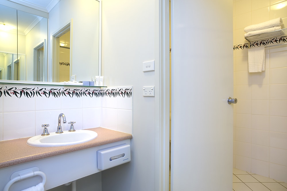 Alpha Hotel Canberra Hotel Room Bathroom