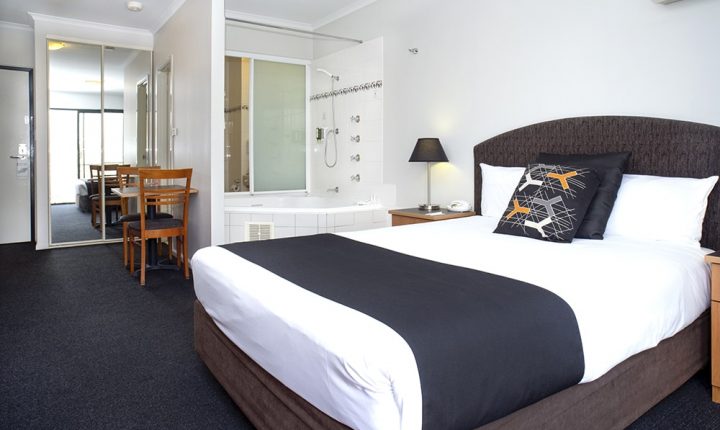 Alpha Hotel Canberra Spa Suite