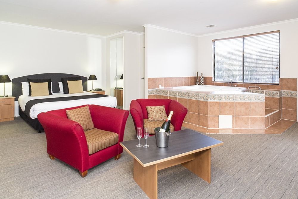 Alpha Hotel Canberra Honeymoon Room