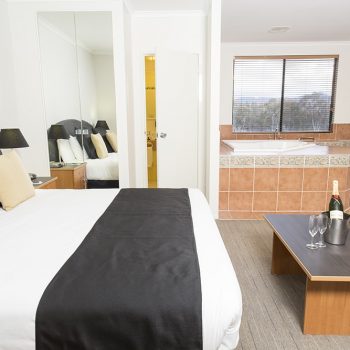 Alpha Hotel Canberra Honeymoon Room